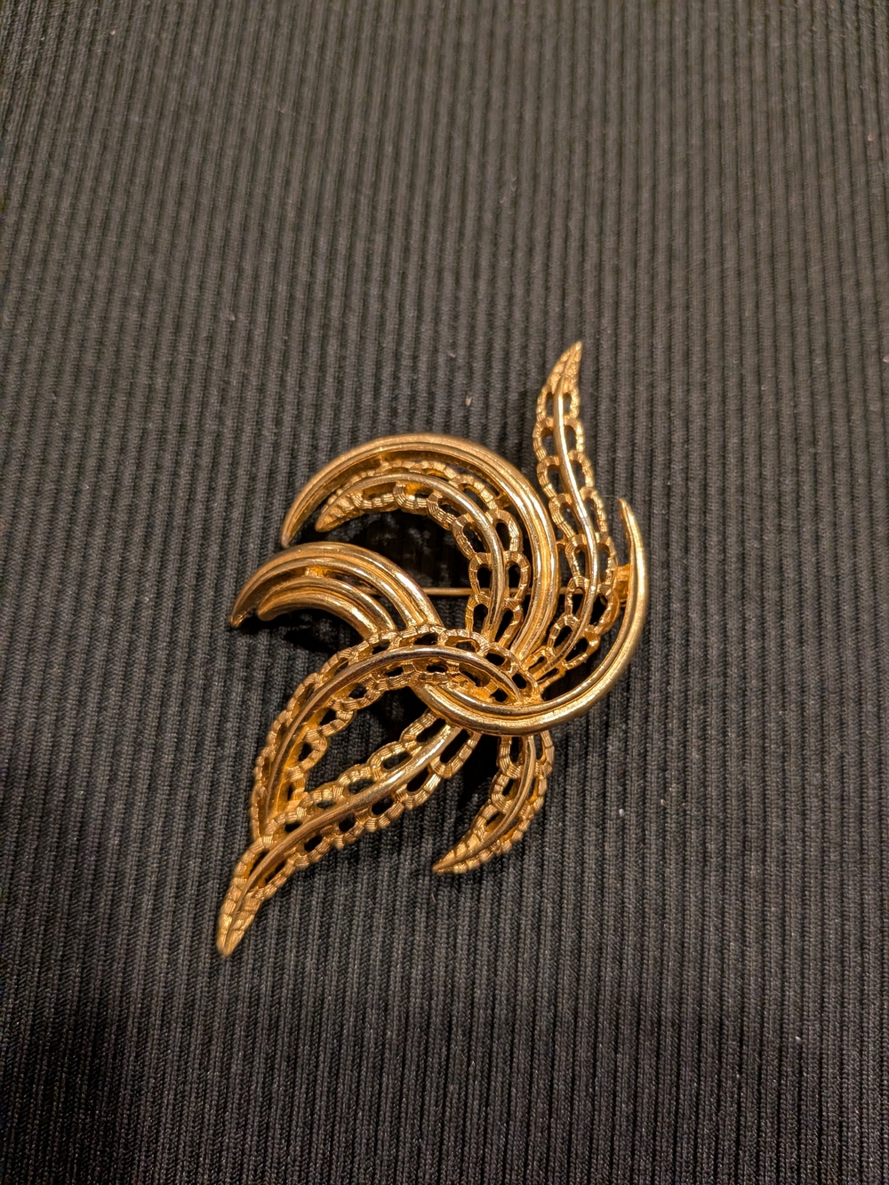 B#3:Gold-Tone Swirl Leaf Brooch Vintage 1970s Signed Trifari